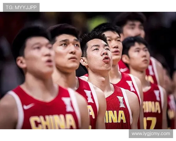 中国男篮迎战澳大利亚队力争胜利展现团队精神与实力
